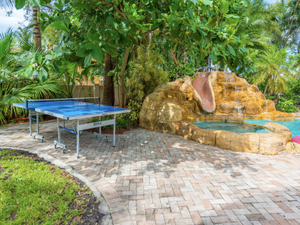 Exclusive Retreat 7 Bedrooms Movie Theater, Pool, Spa, Pool Table & More!